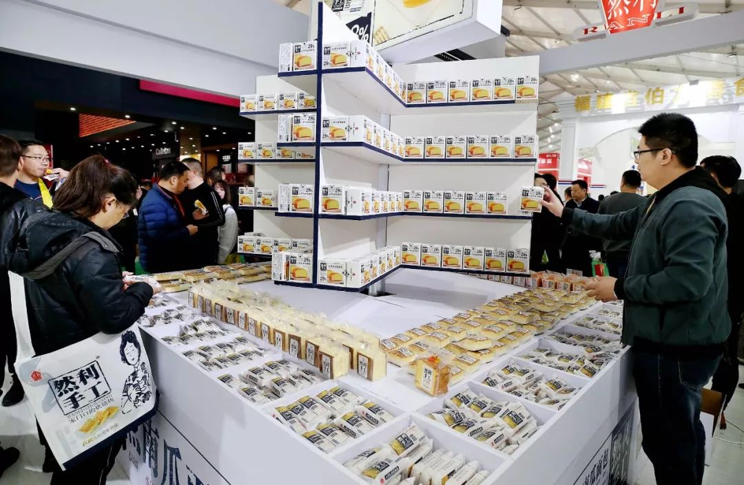 各展馆里,大型特装展位比比皆是,竞相斗艳.