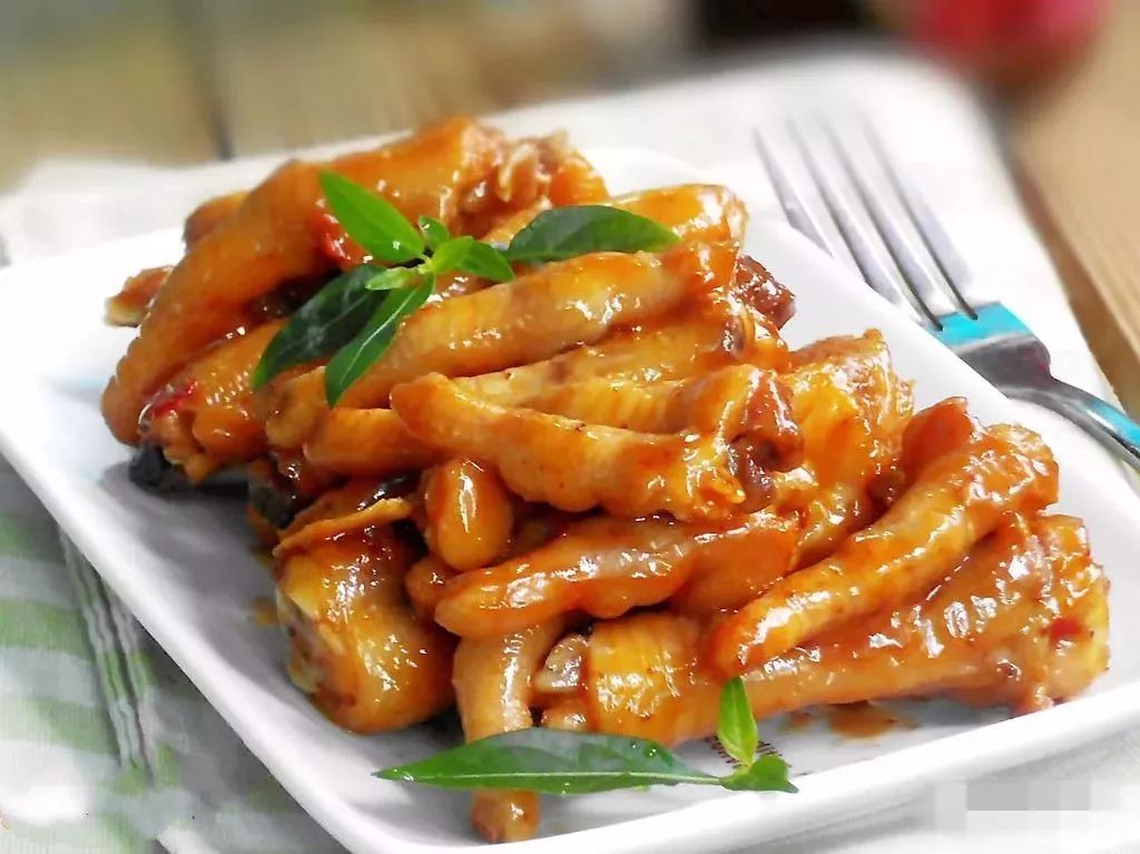 平鸡爪就可以,再加姜片,料酒,豆豉酱,酱油和白糖拌匀中小火煮约15分