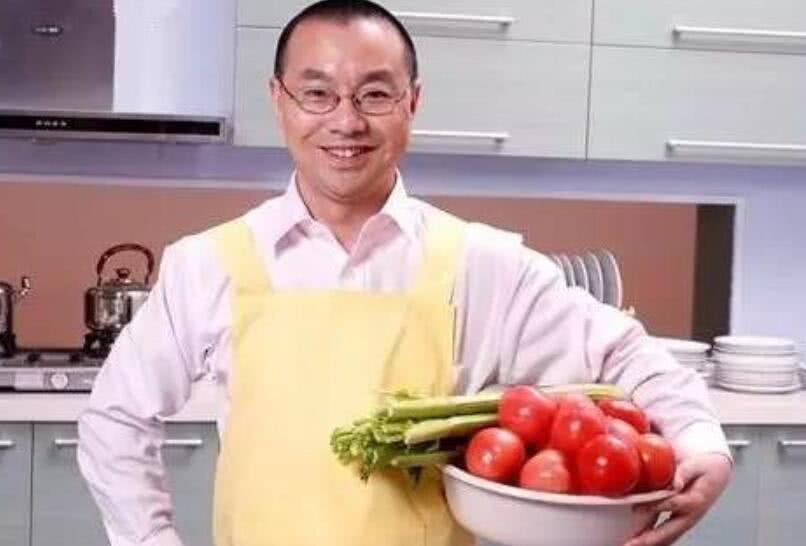 看到刘仪伟的那一瞬还是很惊喜,因为小时候经常看他主持的《天天饮食