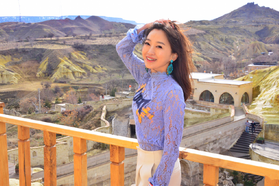 小鹿姐姐45岁不见老,身形苗条站姿优雅,同框小12岁杨幂像同龄人_一身