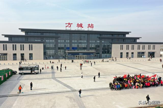 1/ 12 2019年12月5日,河南南阳市,郑渝高铁方城站.