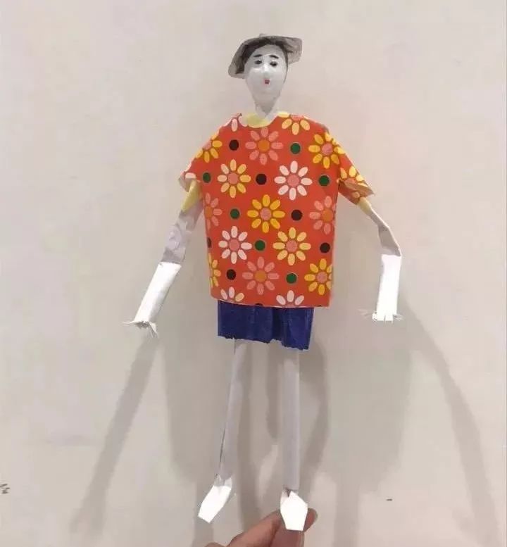 学生们自己创作设计的纸扎人偶过去的匠人将如此简单的材料,运用糊,绘