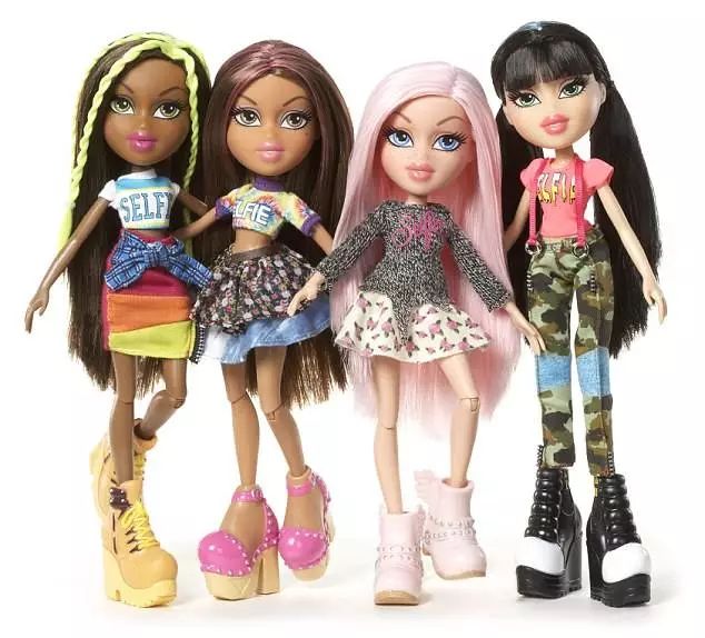 相似的造型设计和服装打扮,布拉茨娃娃的出现让人很难不联想到芭比