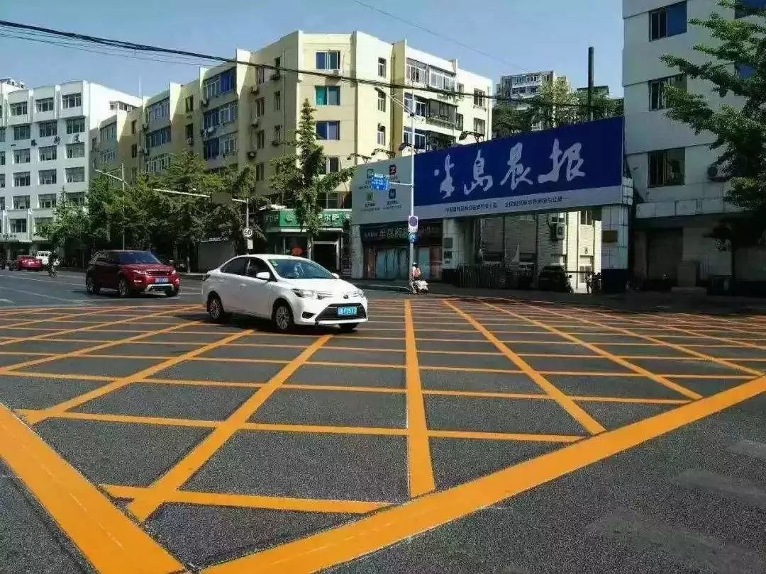 黄色网格线区域代表禁止停车,如果前方红灯时,后方车辆应该避让开此