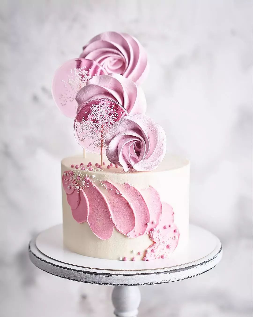 如果在抹面上发挥一下创意,而且与蛋糕的契合度一点都不比甘纳许淋面