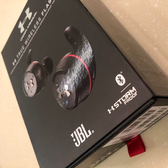 jblua安德玛flash小黑盒真无线蓝牙耳机怎么样来个评测和真假辨别教程