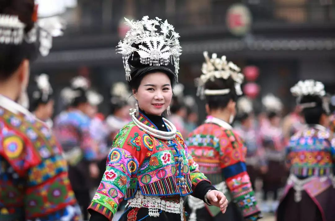 身着艳丽民族服饰的苗族姑娘