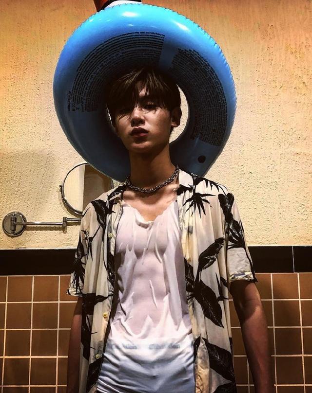 不过,湿掉的衣服也暴露了他的腹肌,拥有六块腹肌的黄明昊展现了超man
