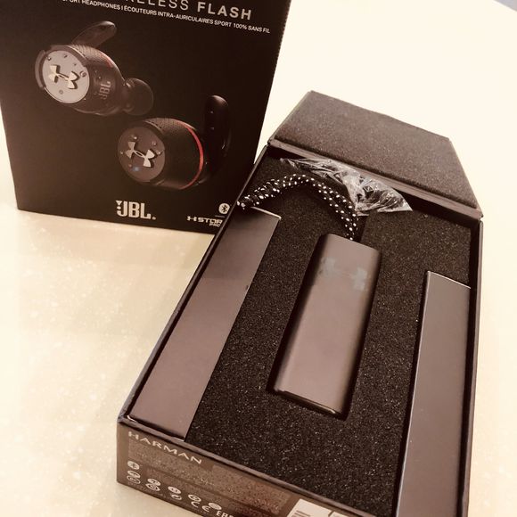 jblua安德玛flash小黑盒真无线蓝牙耳机怎么样来个评测和真假辨别教程