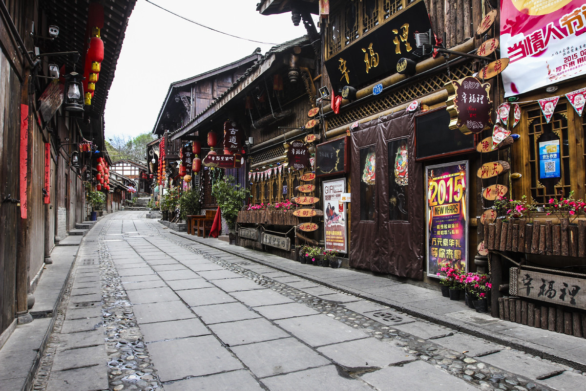 最后一条保留原貌的古街,比宽窄巷子更复古,知道的人并不多_都江堰