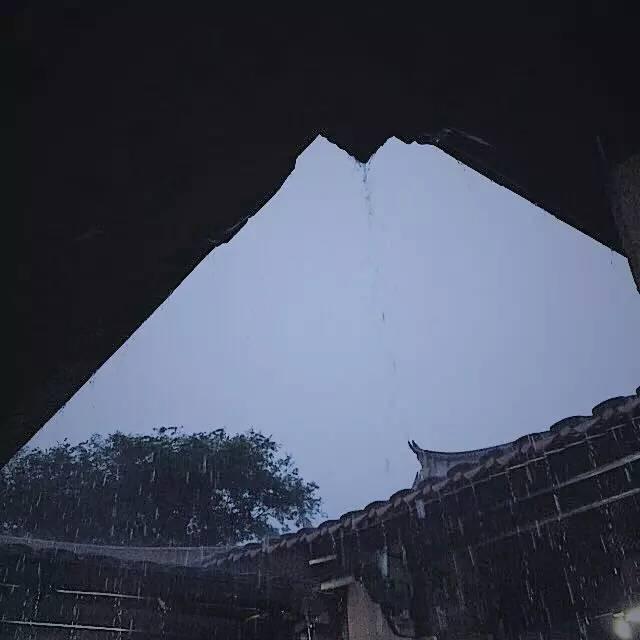 淅淅沥沥的小雨从屋檐下串联成珠,打在古老的青石板上,溅起小小的水花