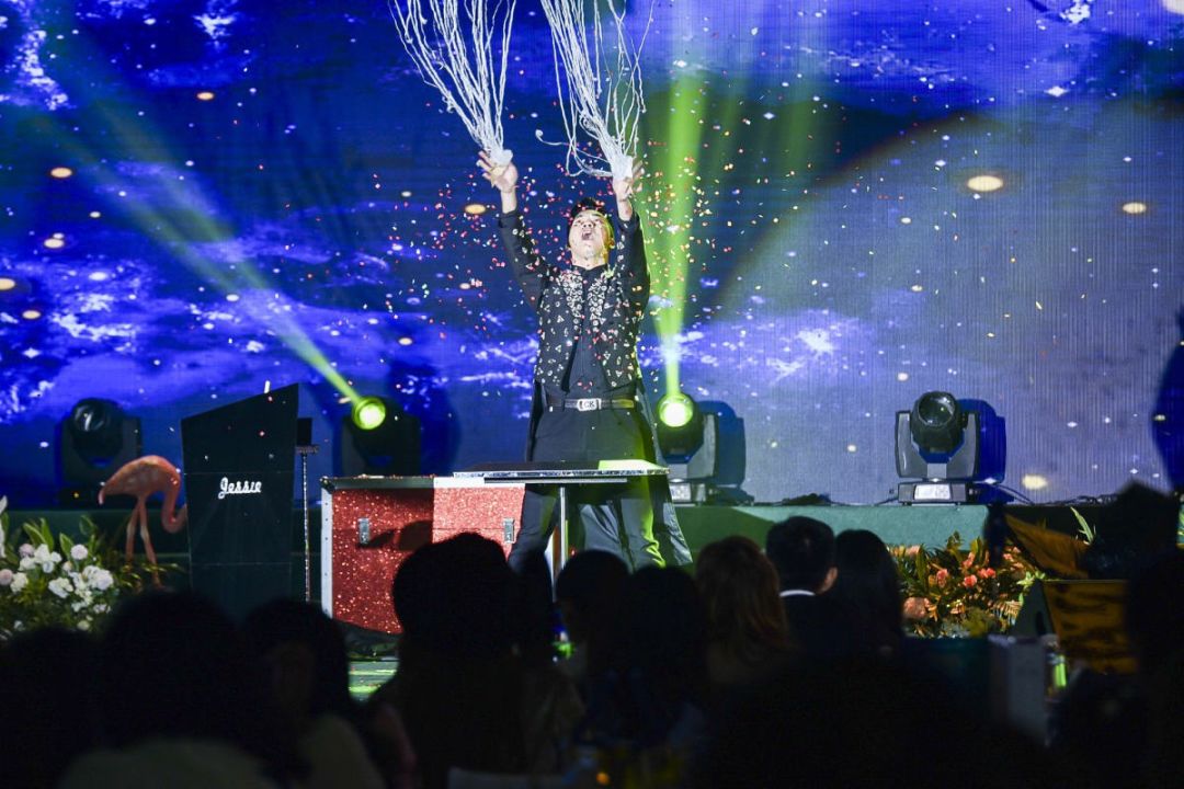 3,舞台魔术《缤纷幻彩》4,大型魔术串烧《人体分身》5,互动魔术《杯子