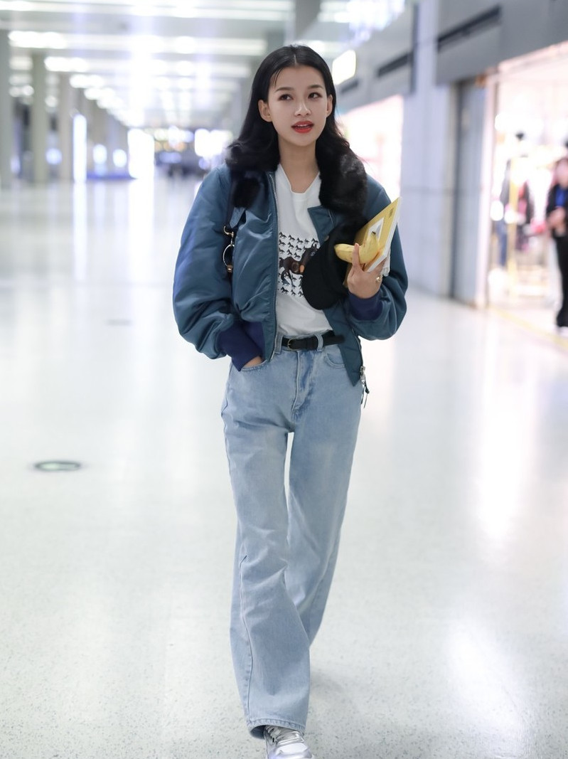 孙怡造型清新走机场飞行夹克引领时尚宽肩宛如小巨人