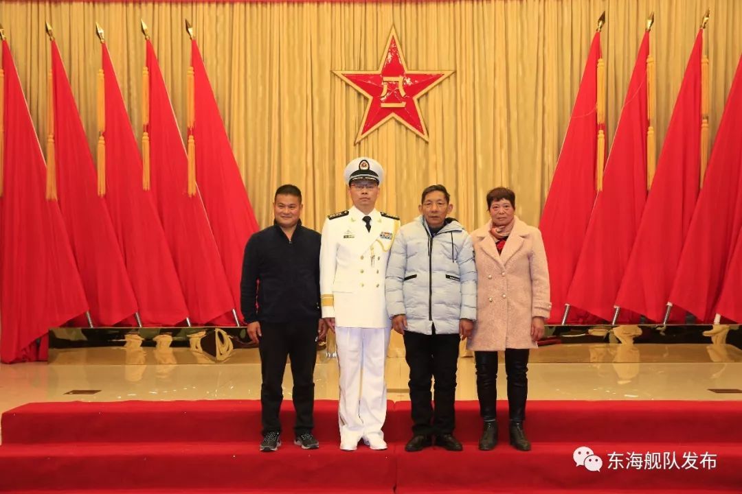 东部战区海军举行晋升大校军衔仪式_余人