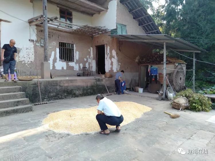 陈旭主任和邓学志同志到三组朱贤君家,查看危改和身体健康情况.