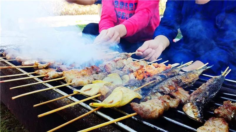 赏秋卖萌嗨歌撸串西幼团队龙湖烧烤玩出色香味