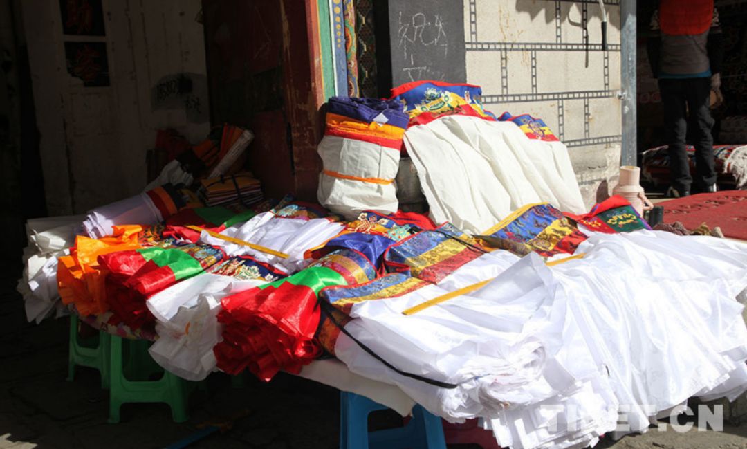 藏式建筑上往往会悬挂香布进行装饰.