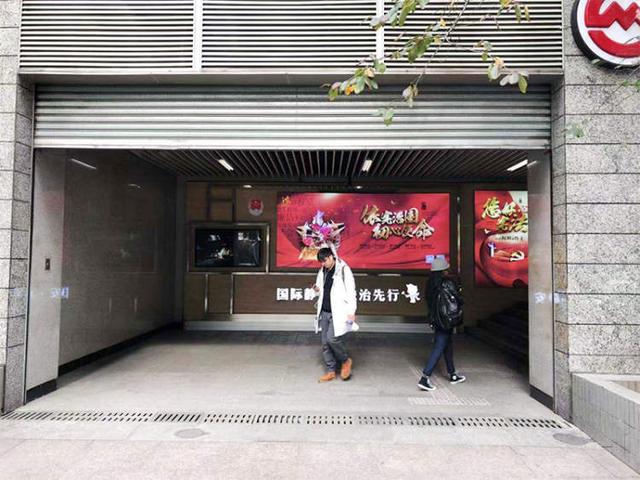 昌平路地铁站5号口"红了",最近总有人停下脚步围观