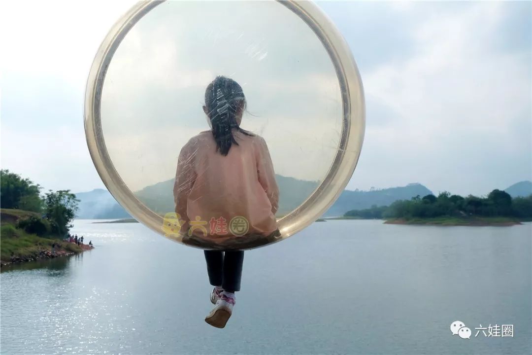 晶莹剔透的网红玻璃球拍照留念