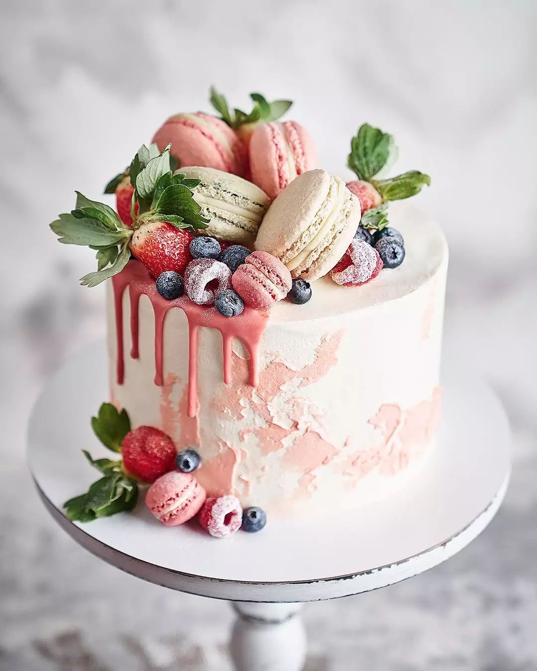 点都不比甘纳许淋面差哦~更加适合现在颜色款式都非常百变的奶油蛋糕