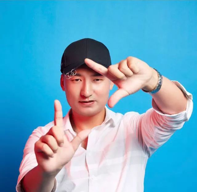 各位听友好,我是王洪瑞,是一名琴行的吉他老师,我最喜欢的歌手是李健