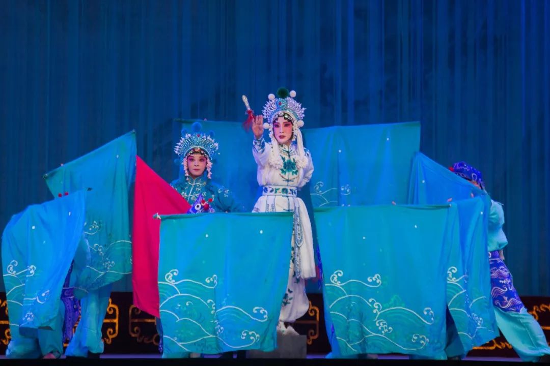 昨夜看最爱西湖二月天愿作鸳鸯不羡仙京剧白蛇传