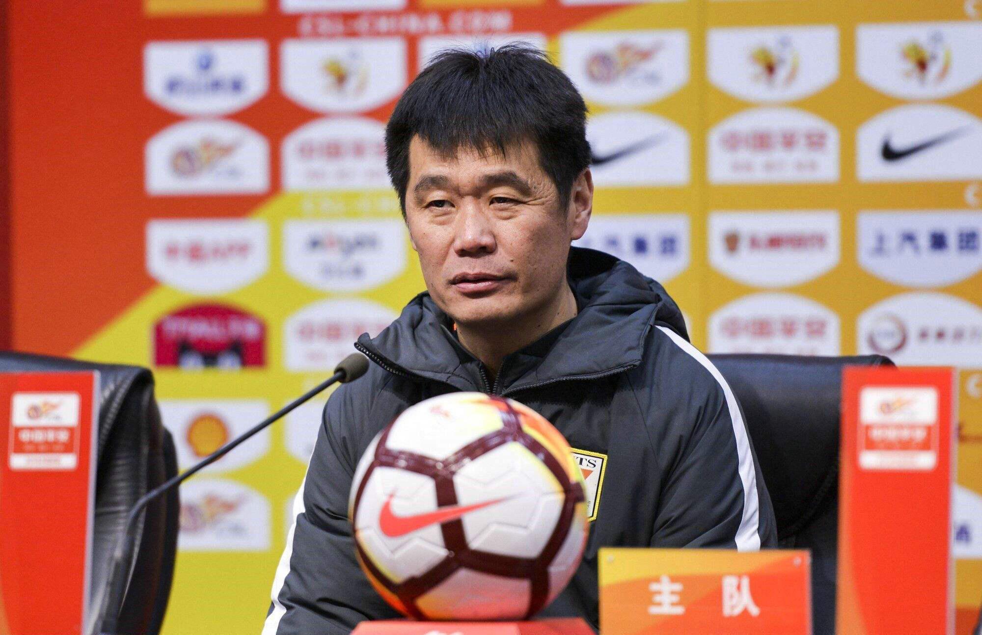 跪着输球的山东鲁能,赛后被自家球迷狂呼:丢人现眼!_李霄鹏