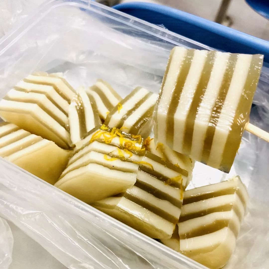 * 药粉糕的话,我个人觉得艾草香不够,被椰奶夹层味道盖过了,我看糯米