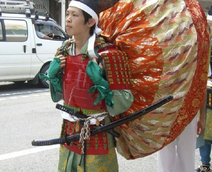 原创日本武士披的护具"母衣",奇丑无比!学者:是一种剧毒动物的化身