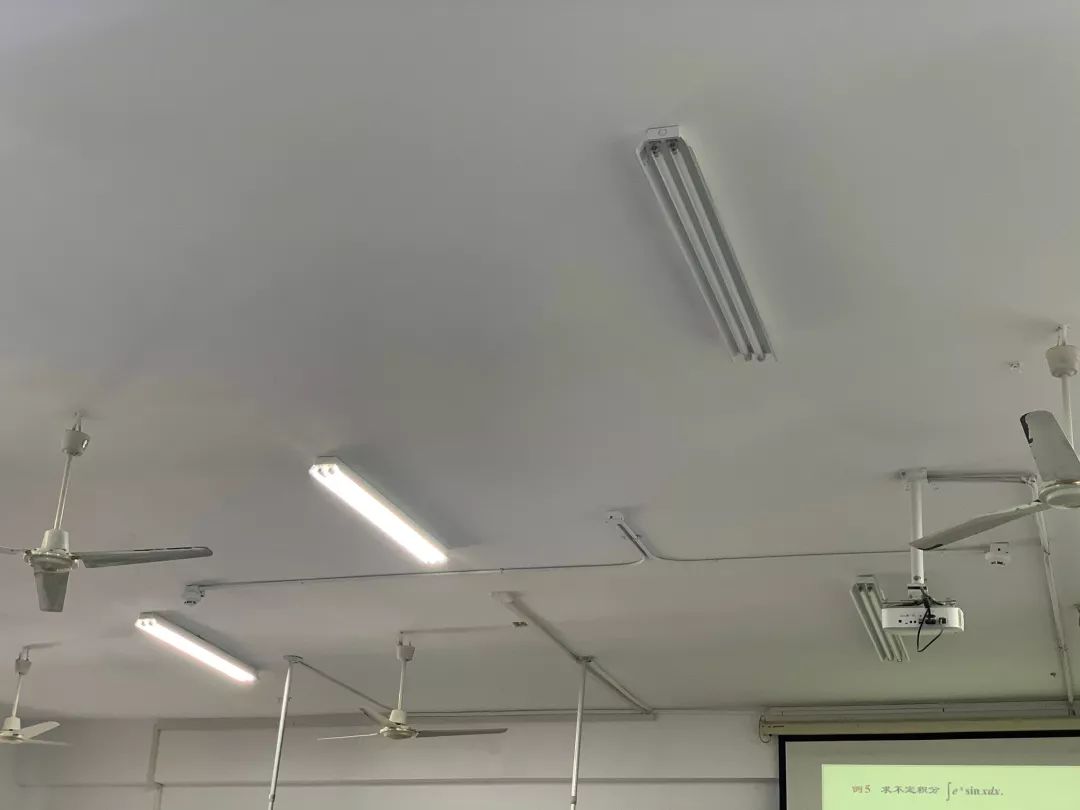 随手关灯,节约用电_教室