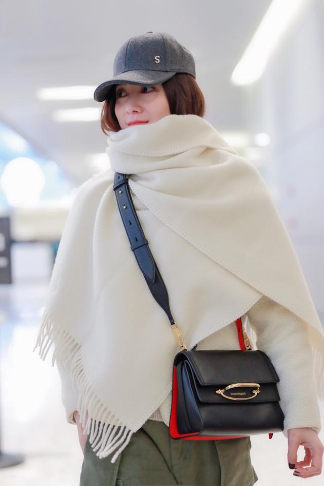 原创宋佳米色围巾温柔到夸张,人比冬阳暖,这才是认认真真过冬