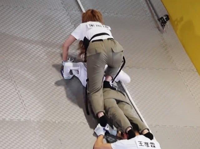 跑男搭人梯比赛黄旭熙不敢踩在baby身上得知原因笑趴了