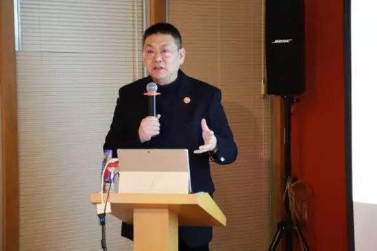 王东信主任做改善围术期睡眠的报告方七五博士做学术报告刘辉做杂志