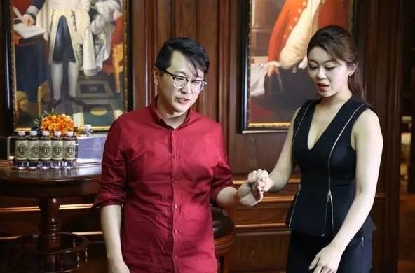 她是韩国台球皇后,因爱穿低胸装而出名,身材不输潘晓婷,仍单身_金佳映