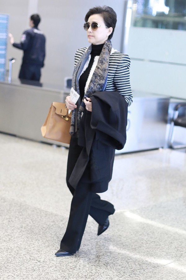 51岁杨澜机场化身女大佬,168身高2米8气场,挎13万爱马仕太壕了