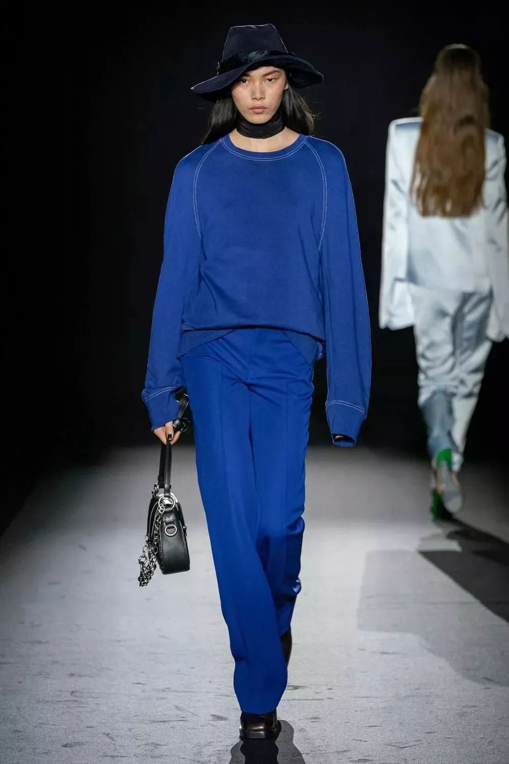 新申经典蓝亚麻面料舒适柔韧隽永优雅