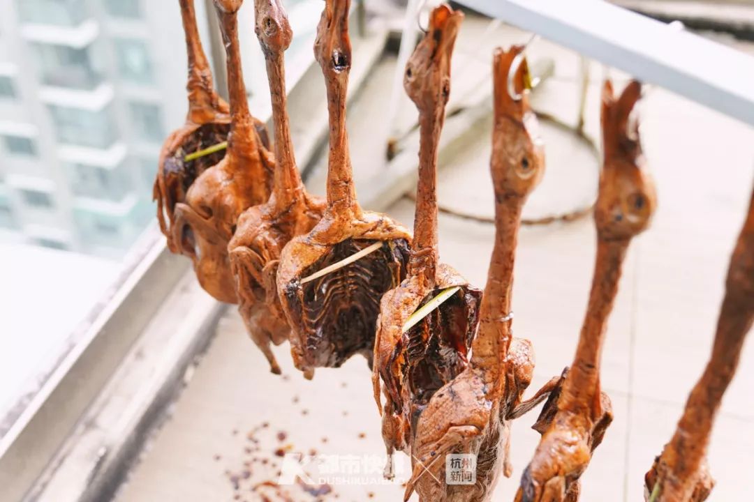 看着露台上晒满的一排排鸭儿,小燕还来不及露出笑容,就又去检视新买来