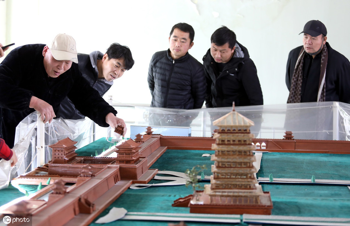 他已经坐上了轮椅,连走路,说话都很吃力