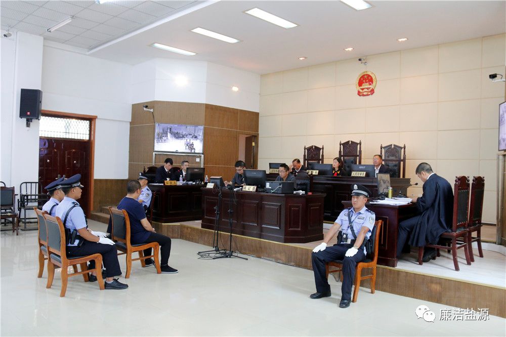 陈波接受公诉人的指控(郑艳玲 摄)