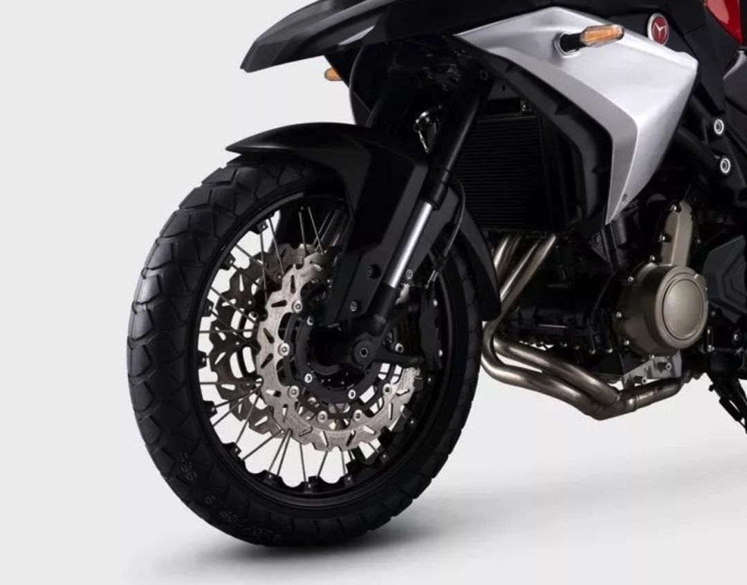 这台摩瑞650adv装配油箱容积为26l,这可以说是一个非常大的油箱容积了