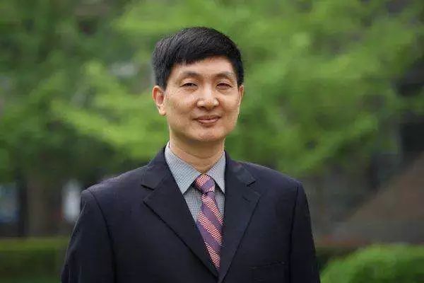 张思明给学生能照亮心灵的教育