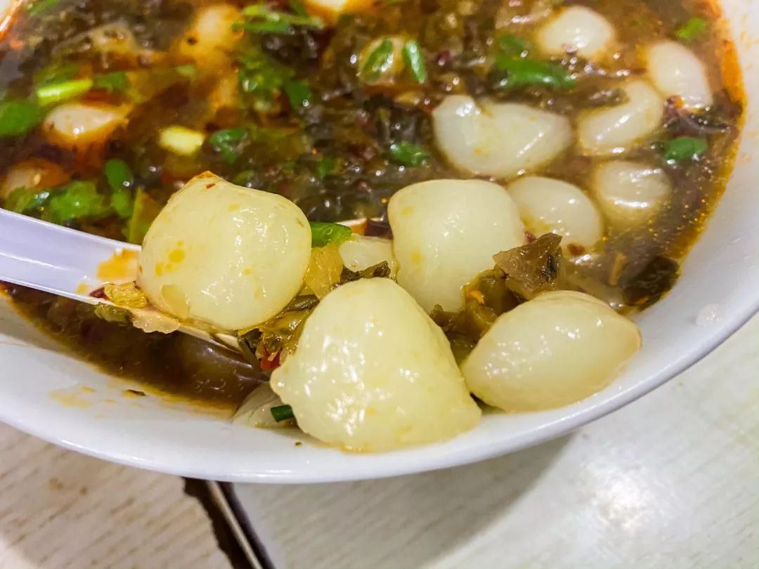 这个白粒圆的口感跟之前吃的糯米丸子不一样,它是没有粘性,一咬就开