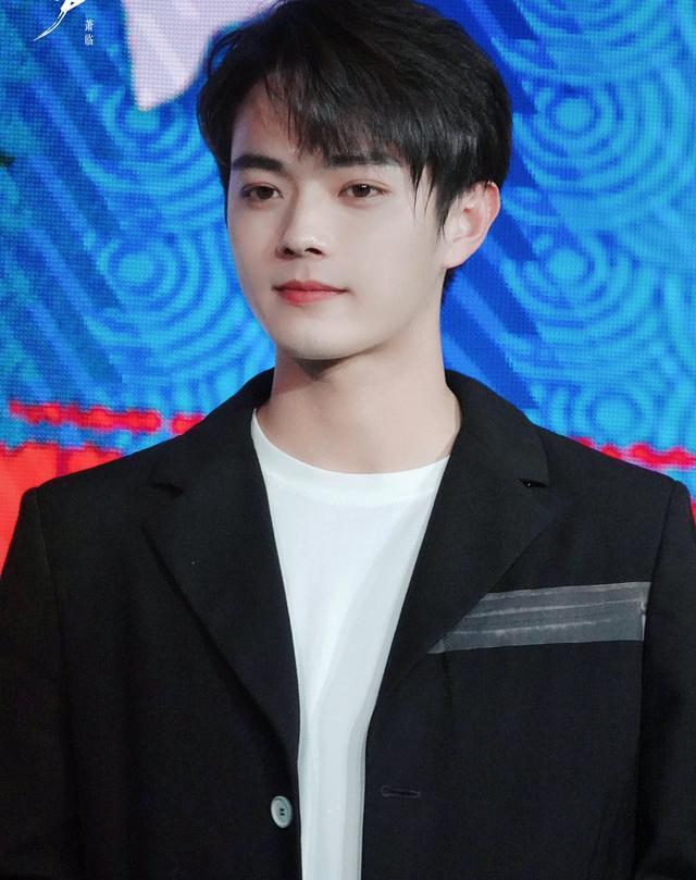 许凯腿长109cm,演绎黑西装的6种穿法,原来内搭才是关键