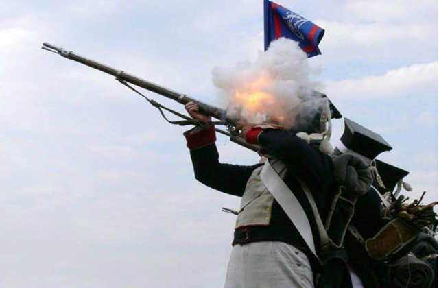 朝着天空90度开枪没事菲律宾警察打了一梭子弹60人无辜躺枪