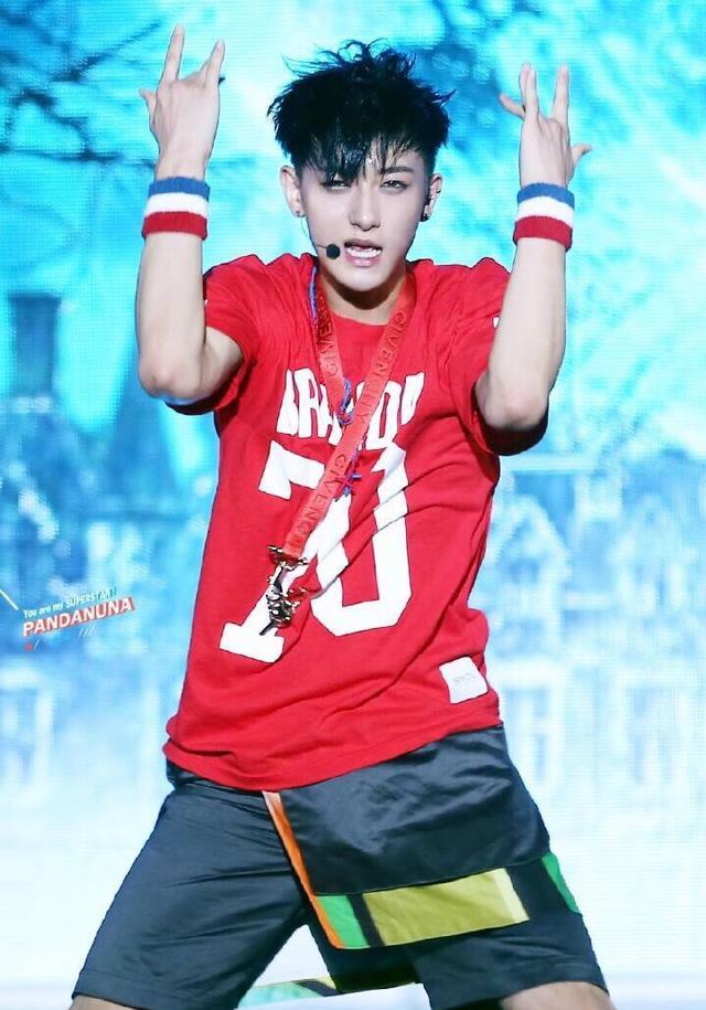 原创黄子韬"变"了,穿t恤大裤衩走机场,说好的精致boy?