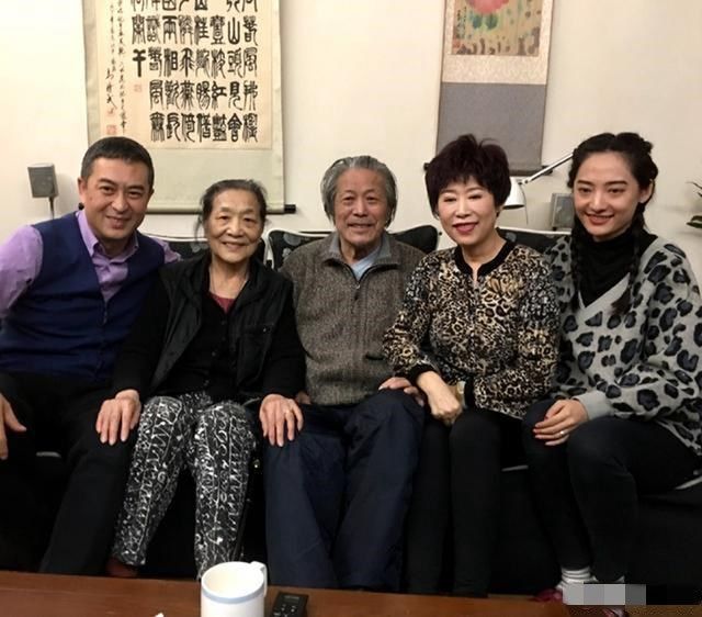 娜仁花,严晓频近日专程拜访恩师马精武李苒苒夫妇,师恩难忘!