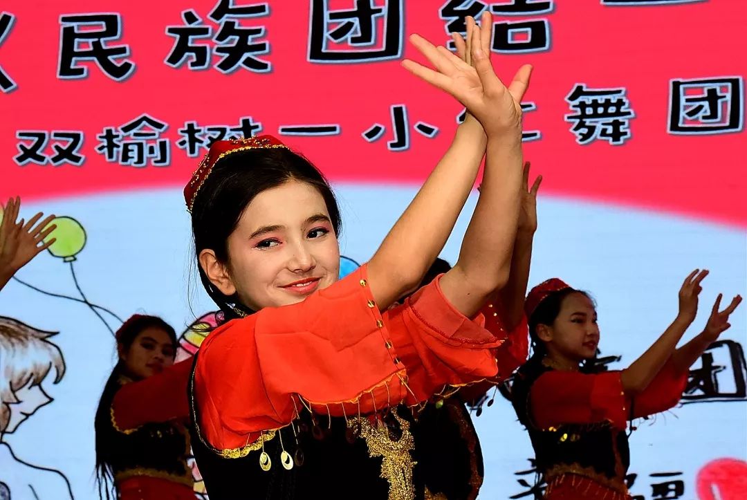 12月4日这天,来自新疆和田地区的30多位小学生正在经历他们到达北京后