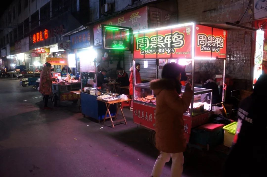 目击常熟这条街到处是摊贩执法人员却在旁边玩手机