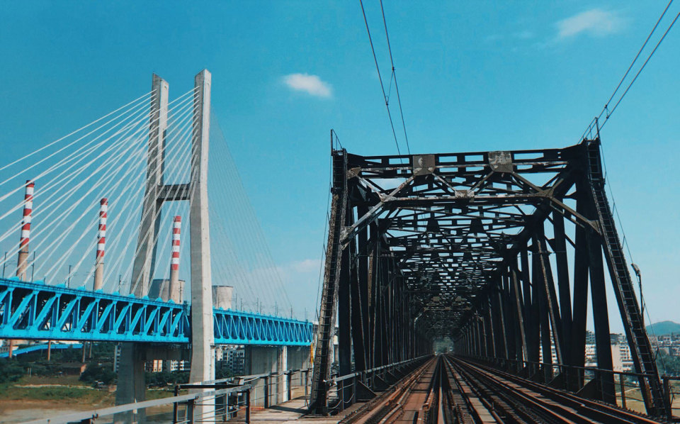 白沙沱长江大桥建于新中国成立时期,全长820米,共16孔