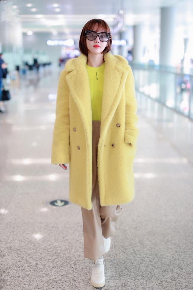 原创辣妈张嘉倪穿鹅黄色大衣出街画风太少女说好的死亡荧光色呢